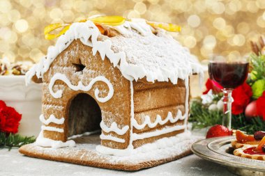 Zencefilli ev Noel arifesi masada krema ile dekore