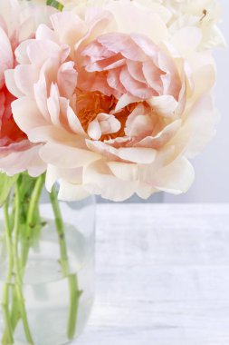 Bir buket pembe şakayık..