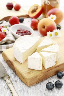 Kahvaltı masasında mavi peynir.