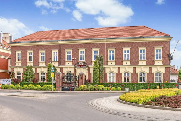 Swiatniki, Polen - 12. Juni 2017: Eisenwerk High School — Stockfoto