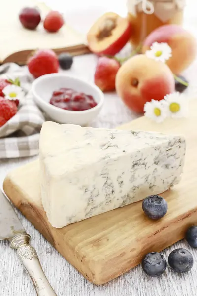 Blue cheese on breakfast table. — Stock Photo, Image