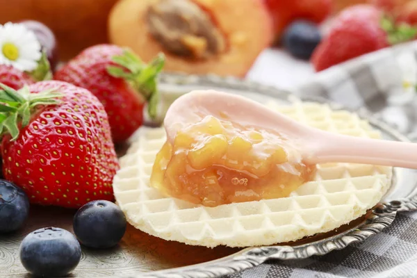 Lekker en gezond ontbijt: wafels met jam van fruit. — Stockfoto