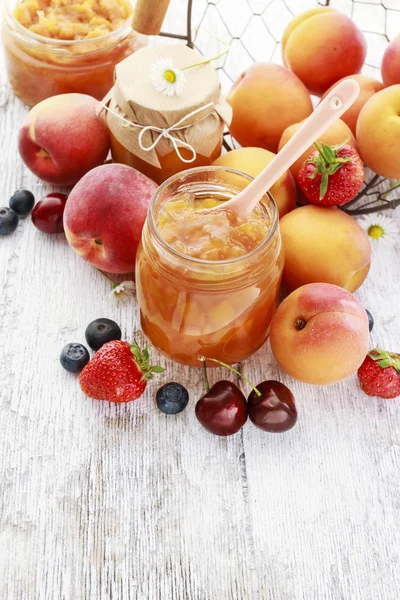 Sklenice broskvové marmelády a letního ovoce. — Stock fotografie