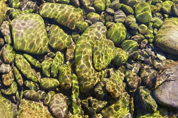 suyun altında taşlar