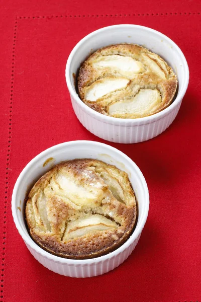 Apple pie in ceramic bowl. — Stock Photo, Image