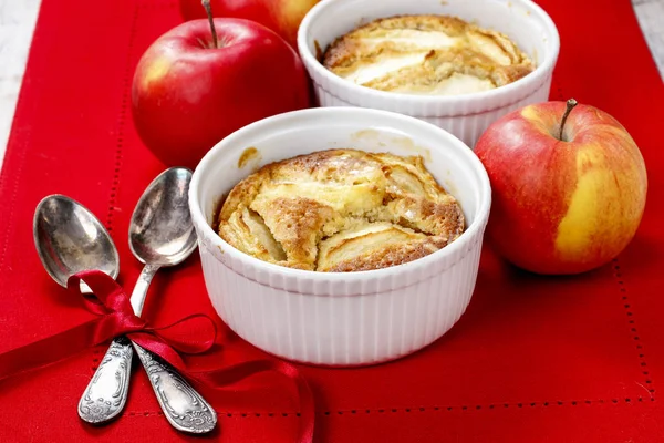 Apple pie in ceramic bowl. — Stock Photo, Image
