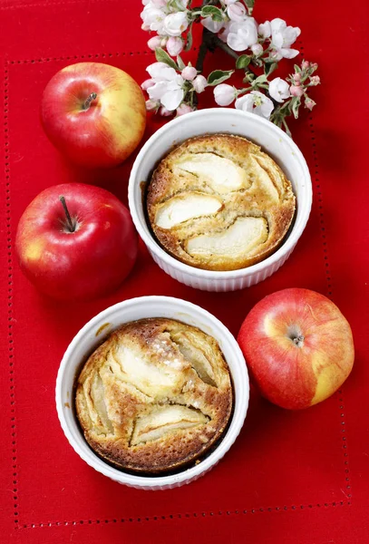 Apple pie in ceramic bowl. — Stock Photo, Image