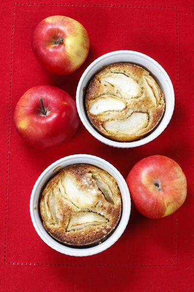 Apfelkuchen in Keramikschale. — Stockfoto