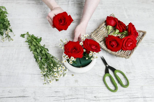 빨간 장미 튜토리얼 테이블 장식을 만드는 방법. — 스톡 사진