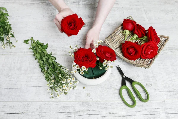 Come fare la decorazione della tavola con rose rosse tutorial . — Foto Stock