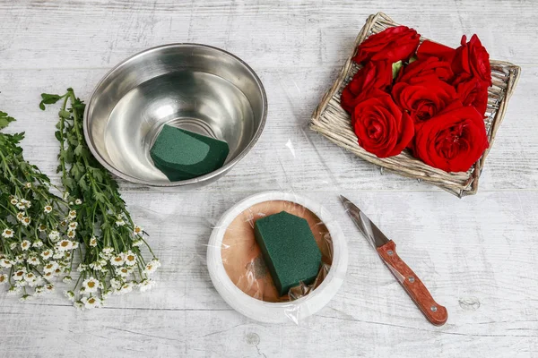 Cómo hacer decoración de mesa con rosas rojas tutorial . —  Fotos de Stock