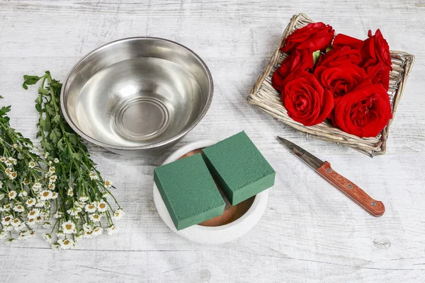 Cómo hacer decoración de mesa con rosas rojas tutorial . —  Fotos de Stock