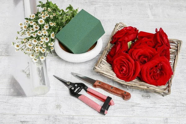 Come fare la decorazione della tavola con rose rosse tutorial . — Foto Stock