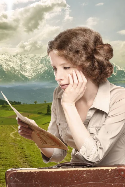 Ritratto in stile retrò di giovane donna che legge una mappa con vintage — Foto Stock