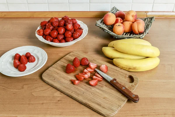 How to make ice cream dessert with fresh strawberries and banana — Stock Photo, Image