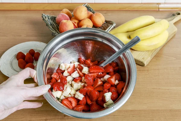 Cómo hacer postre de helado con fresas frescas y plátano. — Foto de Stock