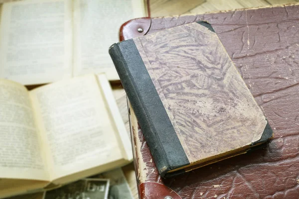 Alte Bücher auf dem Tisch — Stockfoto