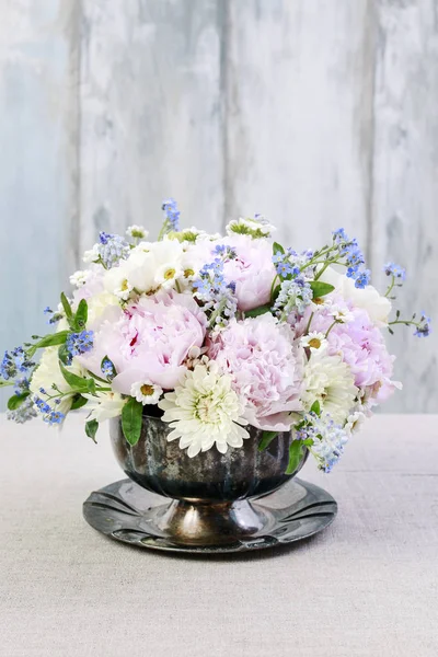 Arreglo floral con peonías rosadas, flores ranúnculos, blanco —  Fotos de Stock