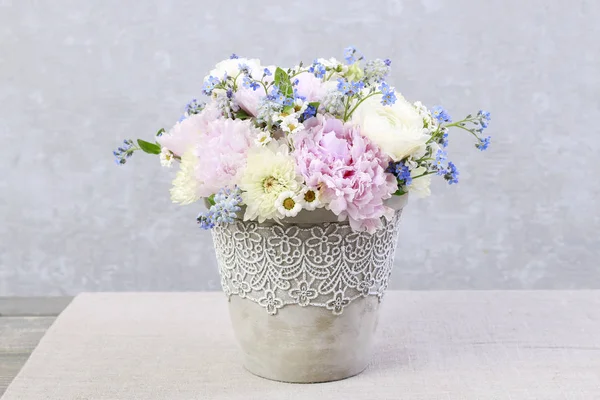 Arreglo floral con peonías rosadas, flores ranúnculos, blanco — Foto de Stock