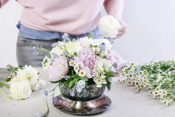 Arranjo floral com peônias rosa, flores de ranúnculo, branco — Fotografia de Stock