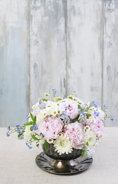 Blomsterarrangemang med rosa pioner, Ranunculus blommor, vit — Stockfoto