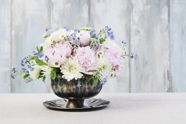 Blomsterarrangemang med rosa pioner, Ranunculus blommor, vit — Stockfoto