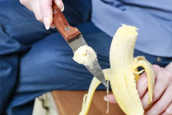 Отрезать банановый наконечник . — стоковое фото