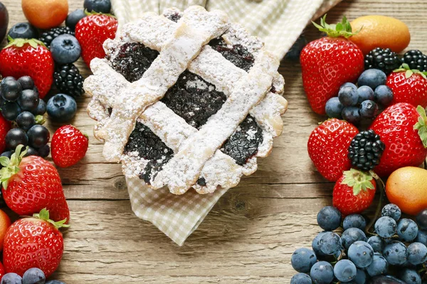 Blaubeerkuchen und Früchte auf Holztisch. — Stockfoto