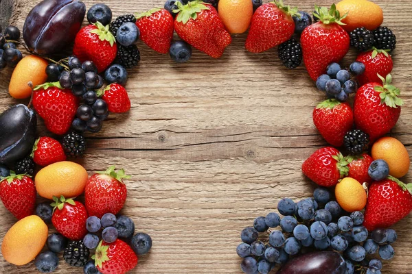 Frutos deliciosos: morango, uva, kumquat, mirtilo e blac — Fotografia de Stock