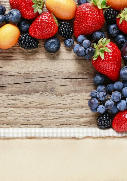 Heerlijk fruit: aardbei, druif, Kumquat, bosbes en BLAC — Stockfoto