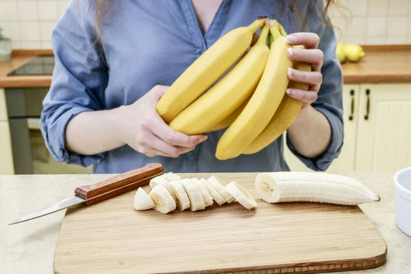 Женщина чистит банан — стоковое фото