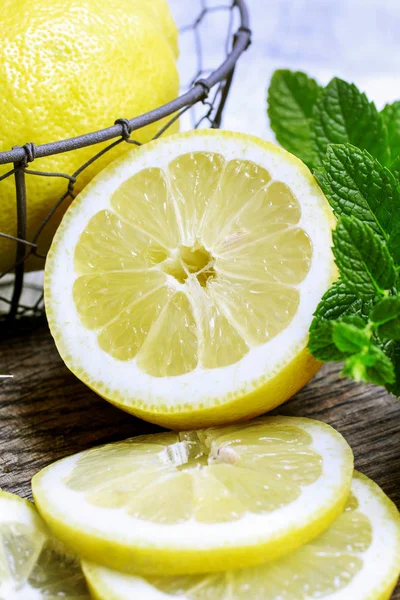 Спелый яркий лимон и лист мяты . — стоковое фото