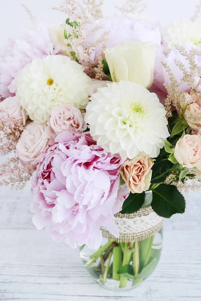 Boeket met roze pioenrozen, rozen en gele dahlia's — Stockfoto