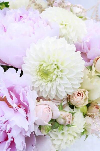 Buquê com peônias rosa, rosas e dálias amarelas — Fotografia de Stock