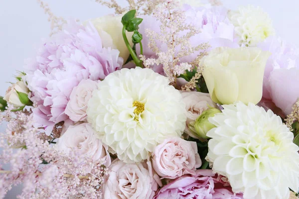 Strauß mit rosa Pfingstrosen, Rosen und gelben Dahlien — Stockfoto