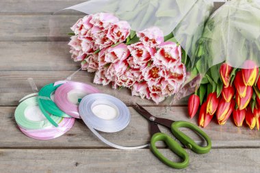 Çiçekçi işyeri: ahşap masa üzerinde çiçek ve aksesuarlar