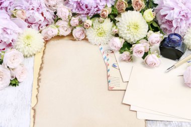 Vintage kırtasiye seti ve pastel renkler çiçekler etrafında