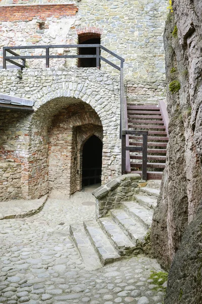 CZORSZTYN, POLÓNIA - 16 de maio de 2016: As ruínas do Castelo de Czorsztyn — Fotografia de Stock