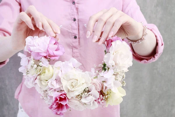 Cómo hacer la corona de flores con rosas, decoración de la boda eustoma — Foto de Stock