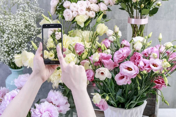 Çiçekler online sipariş. Sm'si ile bitkilerin fotoğrafını çeken kadın — Stok fotoğraf