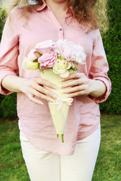 Mujer sosteniendo corneta de flor . — Foto de Stock