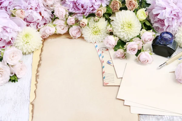 Conjunto de artigos de papelaria vintage e cores pastel flores ao redor — Fotografia de Stock
