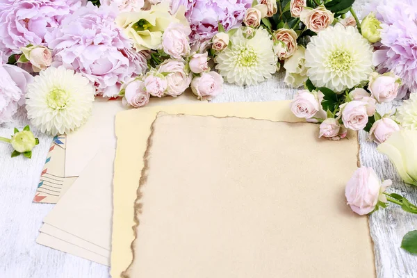 Vintage briefpapier instellen en pastel kleuren bloemen rond — Stockfoto