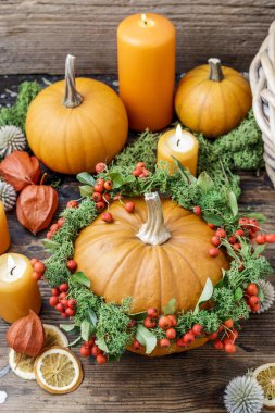 Çelenk kırmızı meyveler (dağ muşmulası hori ile süslenmiş kabak