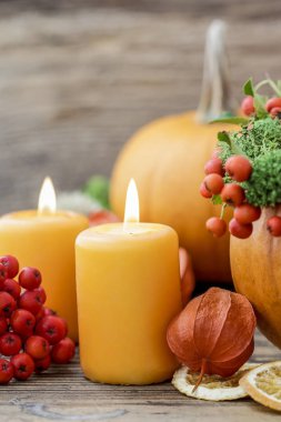 Çelenk kırmızı meyveler (dağ muşmulası hori ile süslenmiş kabak