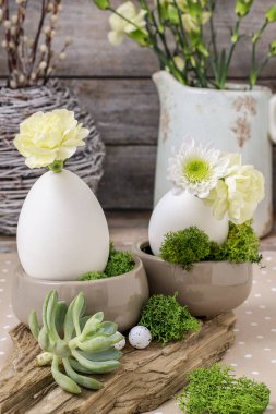 Kaz yumurtası, karanfil, krizantem çiçek aranjmanı ve