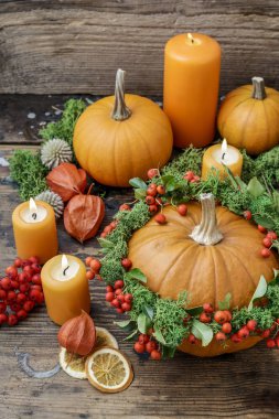 Çelenk kırmızı meyveler (dağ muşmulası hori ile süslenmiş kabak