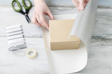 Nasıl sarmak ve noel hediyesi, öğretici süslemeleri.