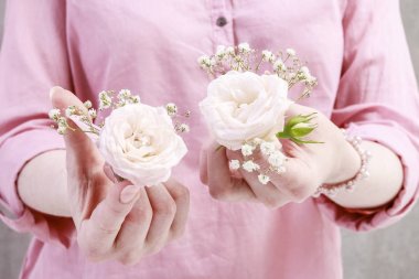 Woman shows how to make beautiful wedding hair clips for bridesm