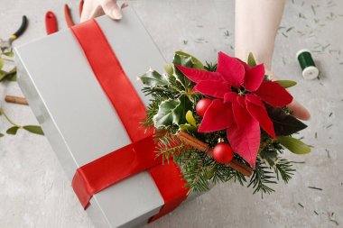 Nasıl noel hediyesi, öğretici süslemeleri.